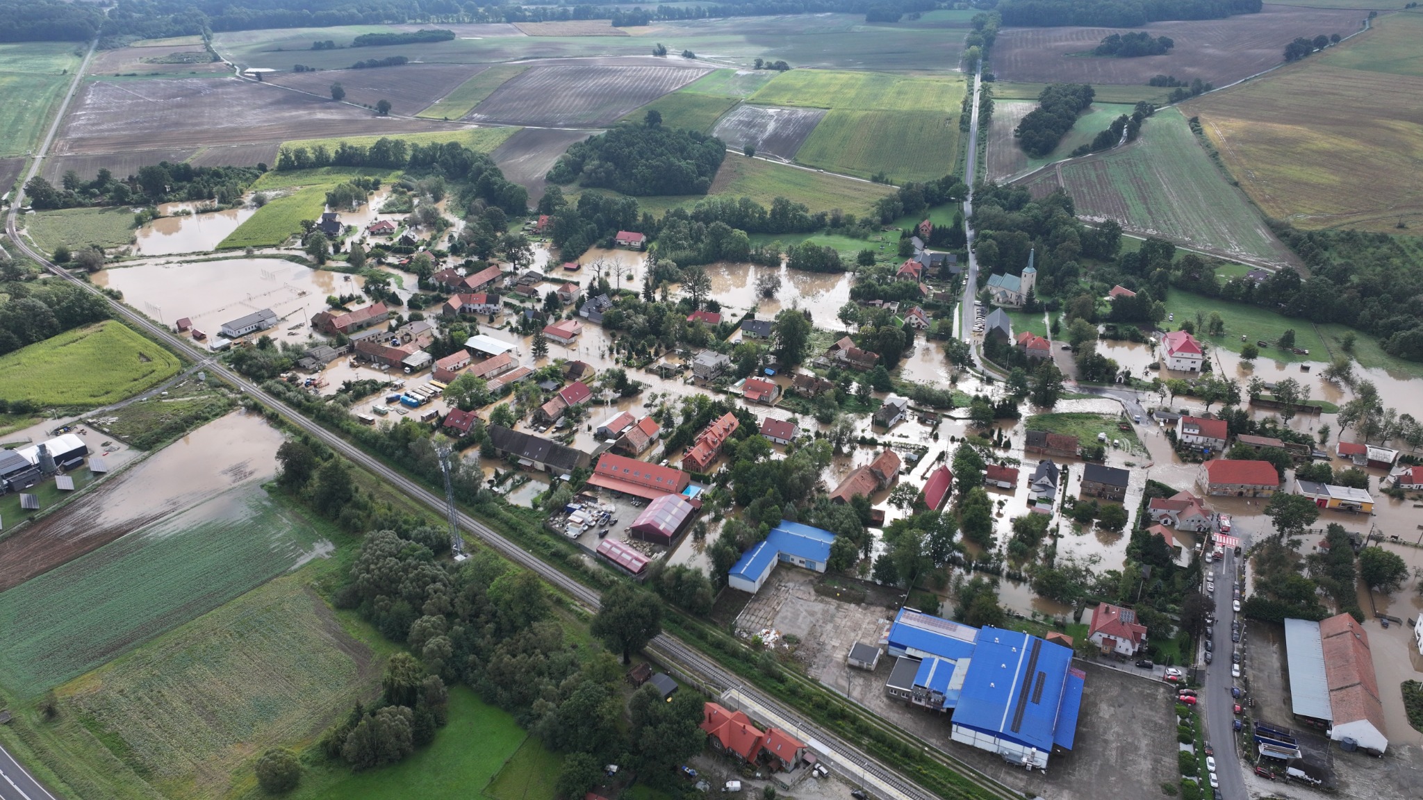 Rozległe zniszczenia i zalane zabudowania podczas powodzi w 2024 roku